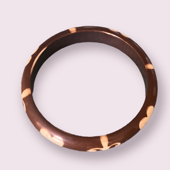 Brown fleur-de-lis and heart bangle bracelet - Picture 2 of 2